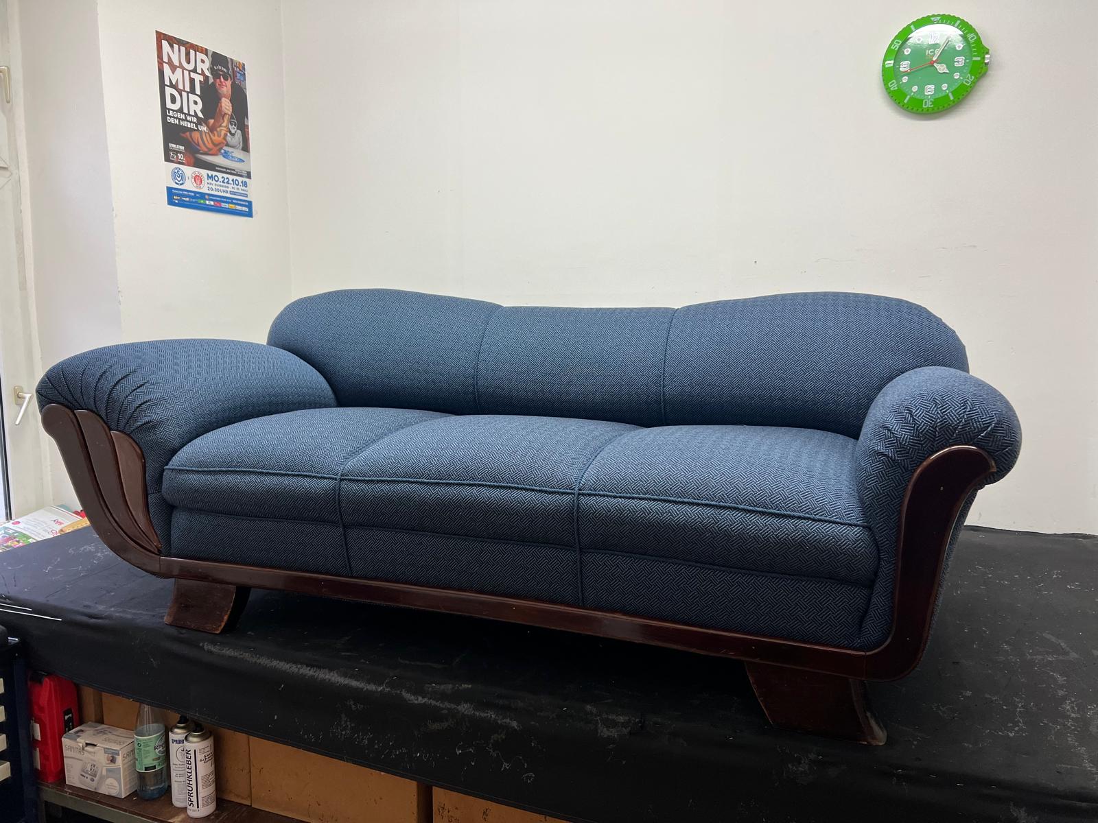 Klassisches Sofa mit geschwungenem Holzrahmen, neu in blauem Strukturstoff bezogen